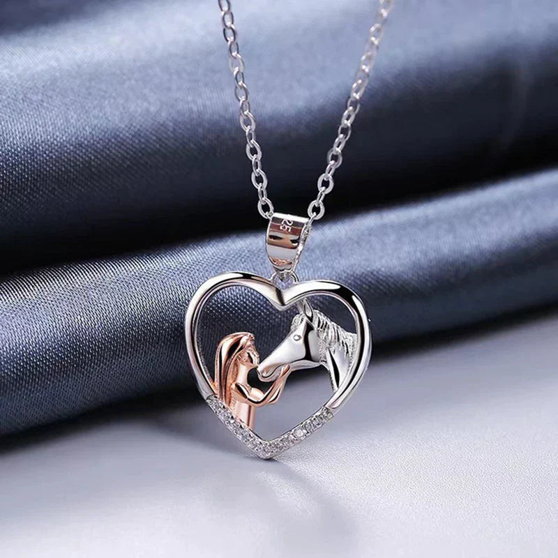 Collier fille et cheval en zirconium en forme de cœur magnifique