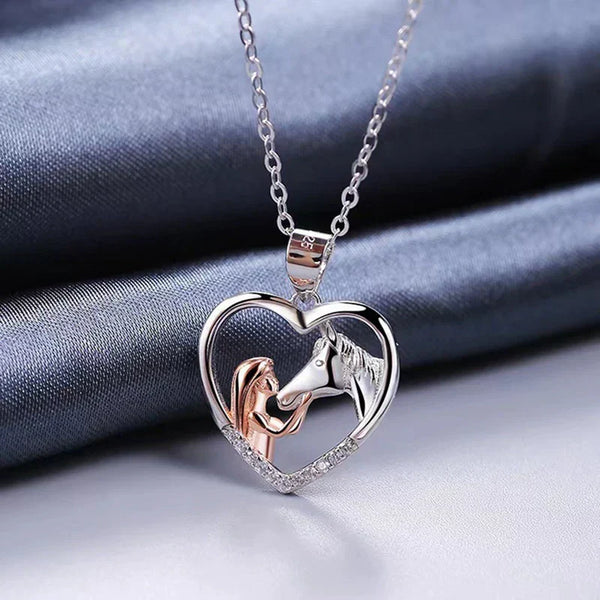 Collier fille et cheval en zirconium en forme de cœur magnifique