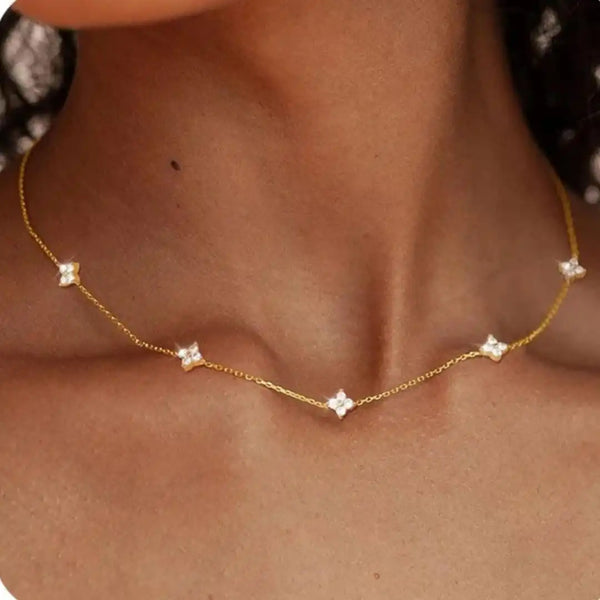 Superbe collier en zirconium incrusté de fleurs