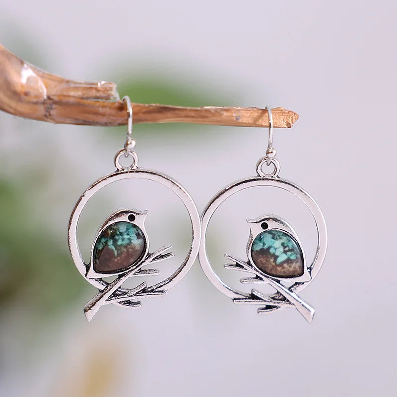Boucles d'oreilles vintage oiseau sur une branche – symbole de liberté et de paix