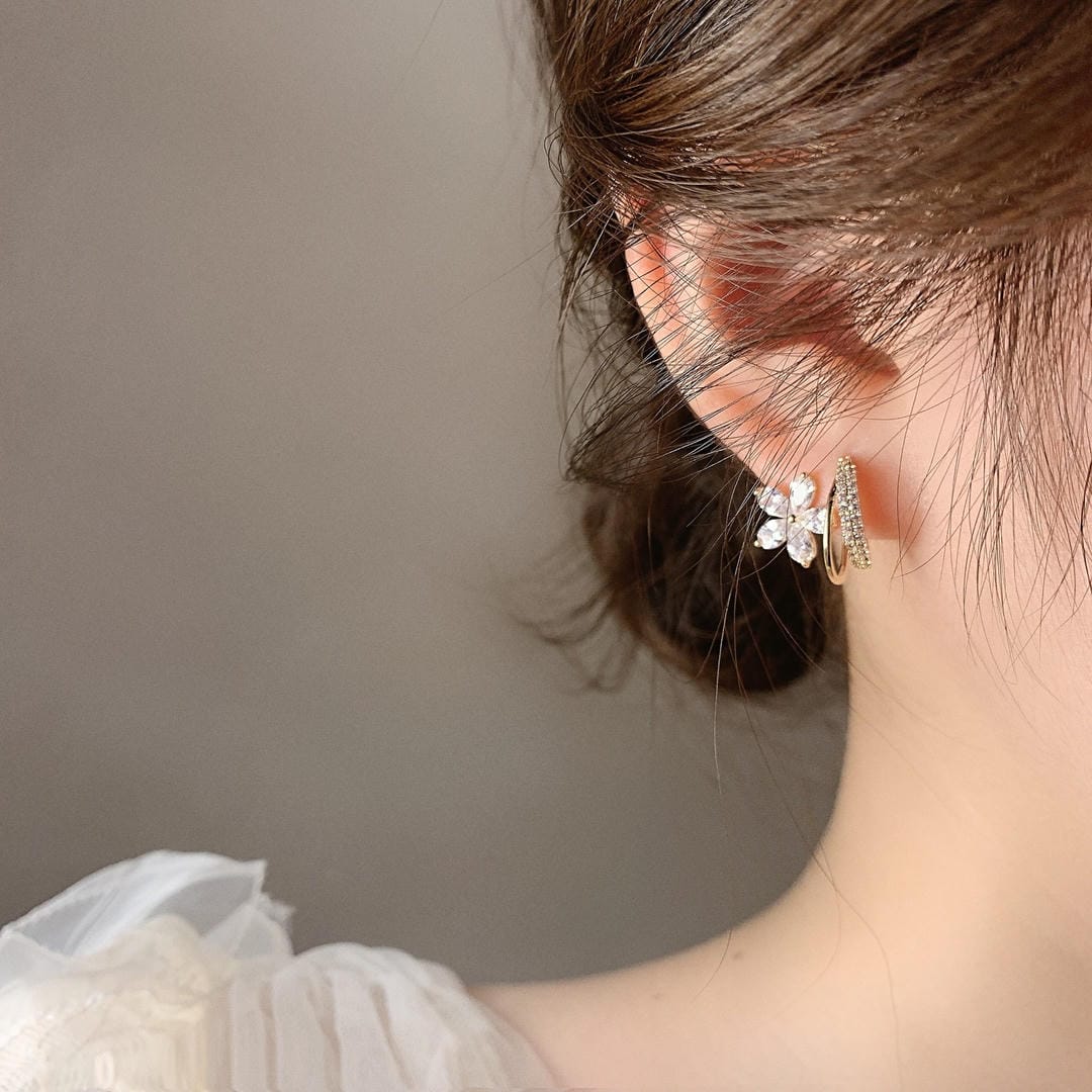 Boucles d'oreilles dorées à fleurs en zircon