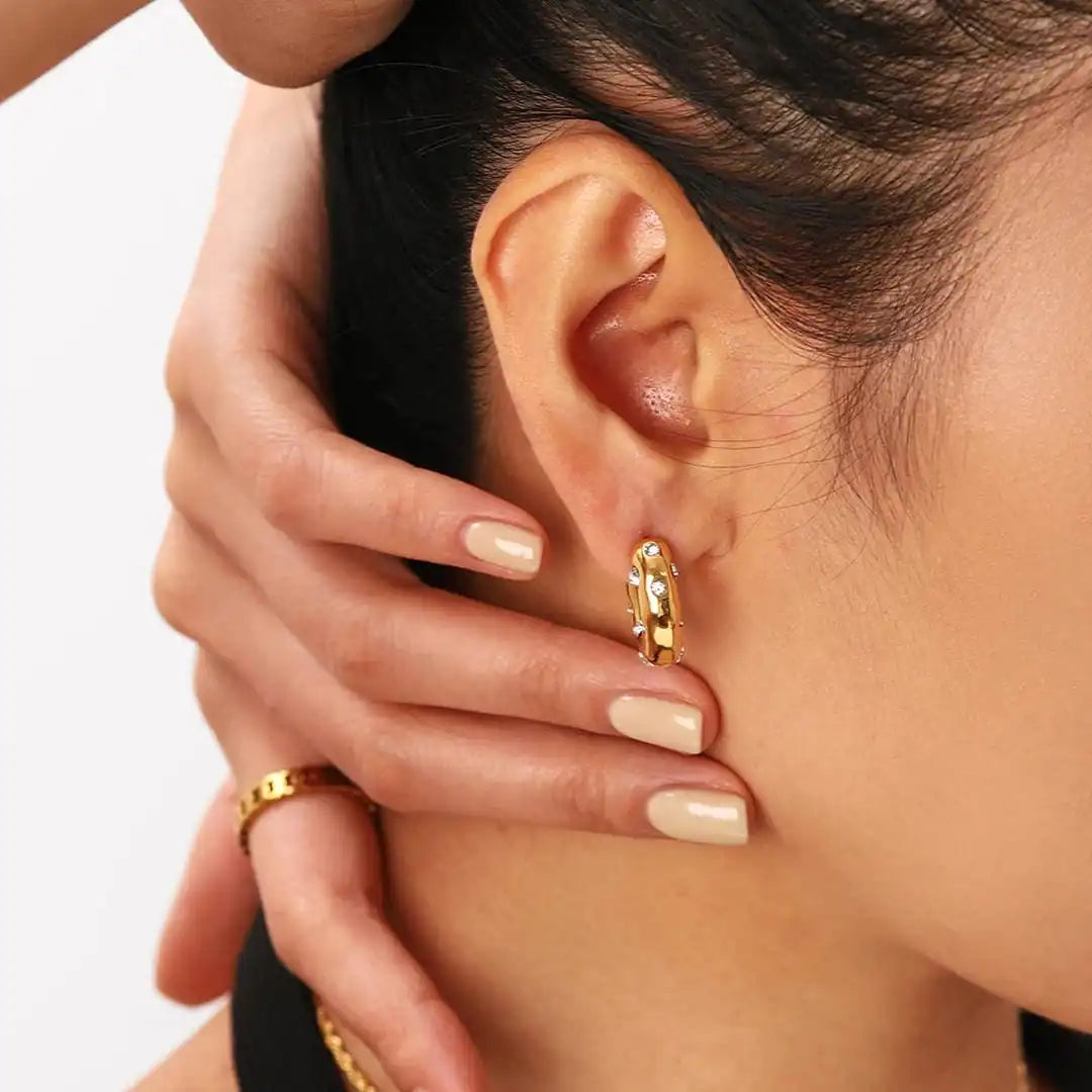 Boucles d'oreilles en cercle en zirconium doré brillant
