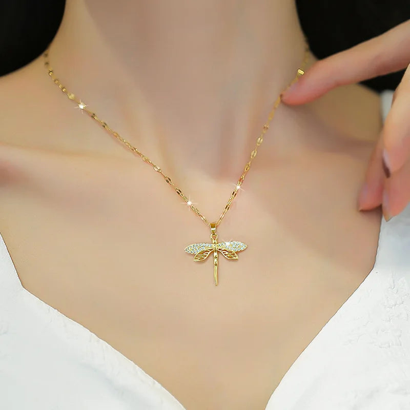 Collier libellule en cristal – symbole de changement et de beauté