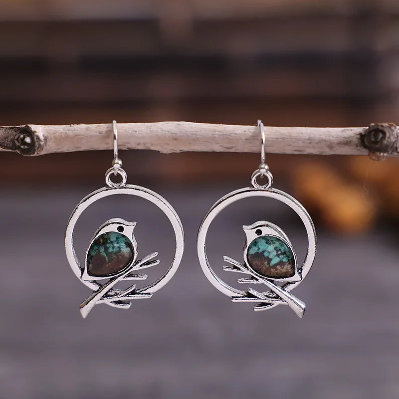 Boucles d'oreilles vintage oiseau sur une branche – symbole de liberté et de paix