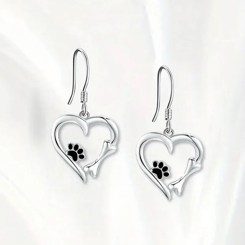 Boucles d'oreilles en argent avec design en forme de cœur et de patte
