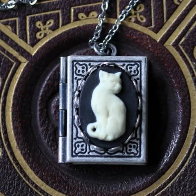 Collier pendentif livre chat vintage – design à page tournante