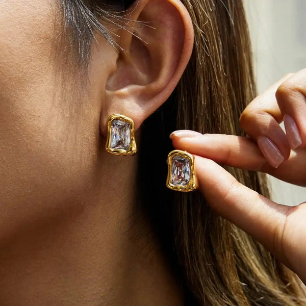 Boucles d'oreilles carrées en zirconium doré intemporel