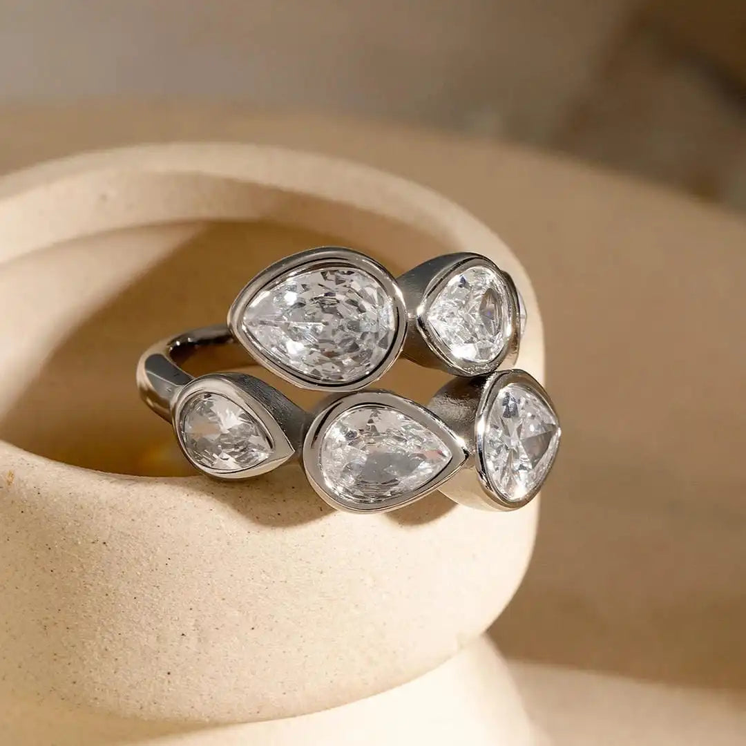 Bague en argent avec cinq pierres et une finition en forme de goutte