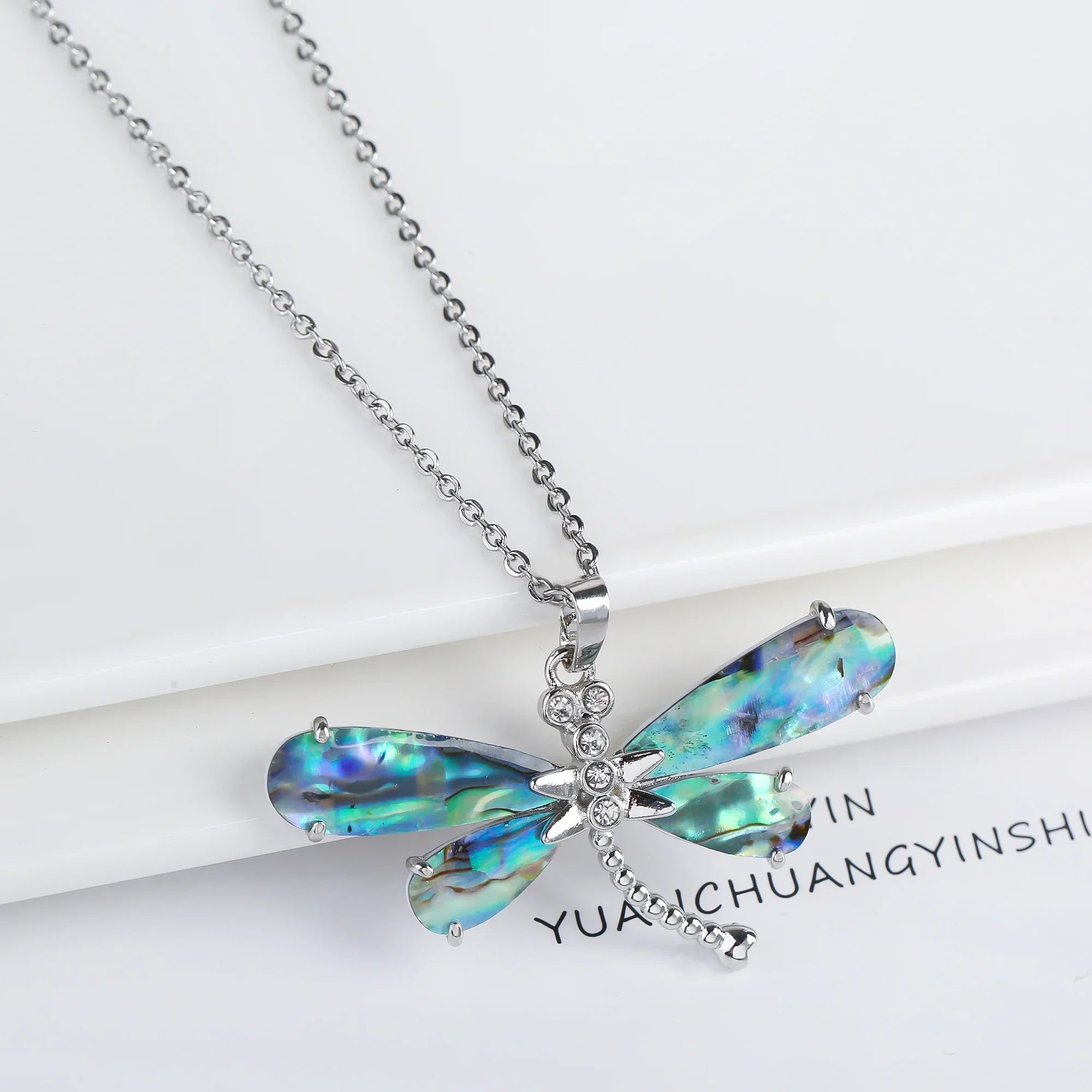 Collier pendentif papillon en coquille naturelle