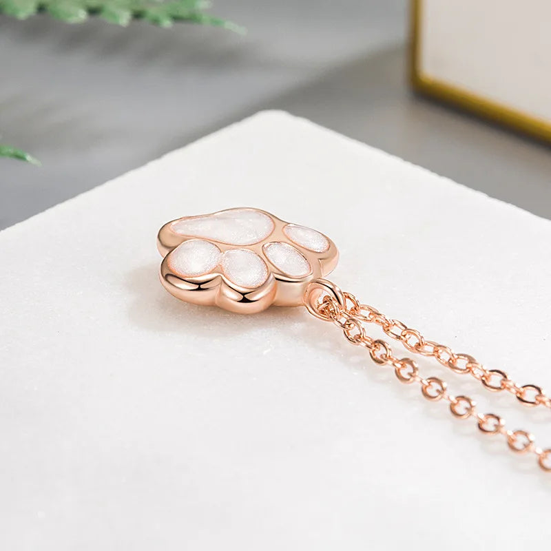 Collier avec pendentif patte