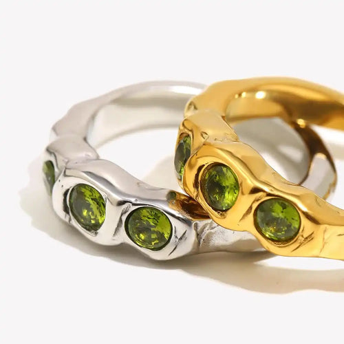 Bague en bijou vintage doré avec pierres précieuses