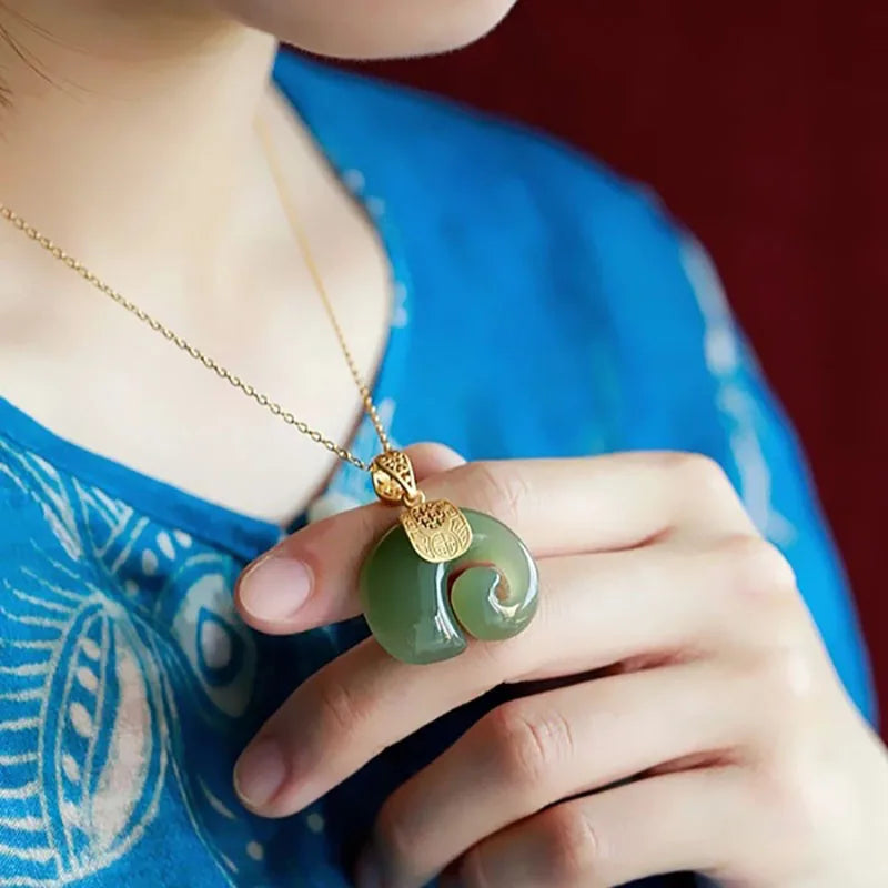 Collier pendentif éléphant en jade Hetian – Chaîne plaquée or 18K pour femmes