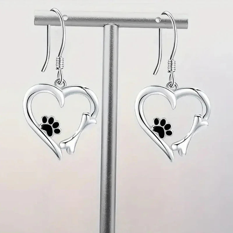 Boucles d'oreilles en argent avec design en forme de cœur et de patte