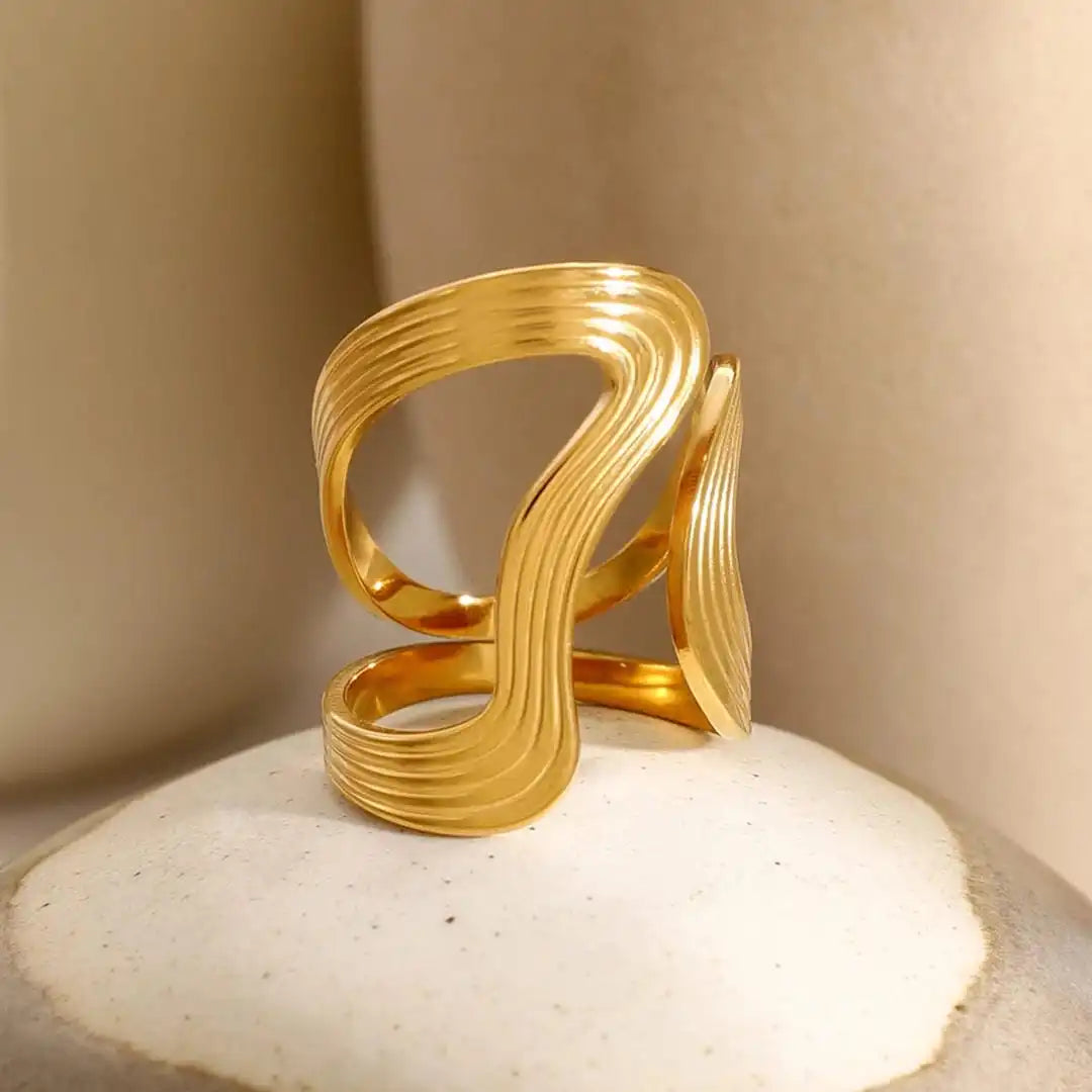 Superbe bague en perles dorées