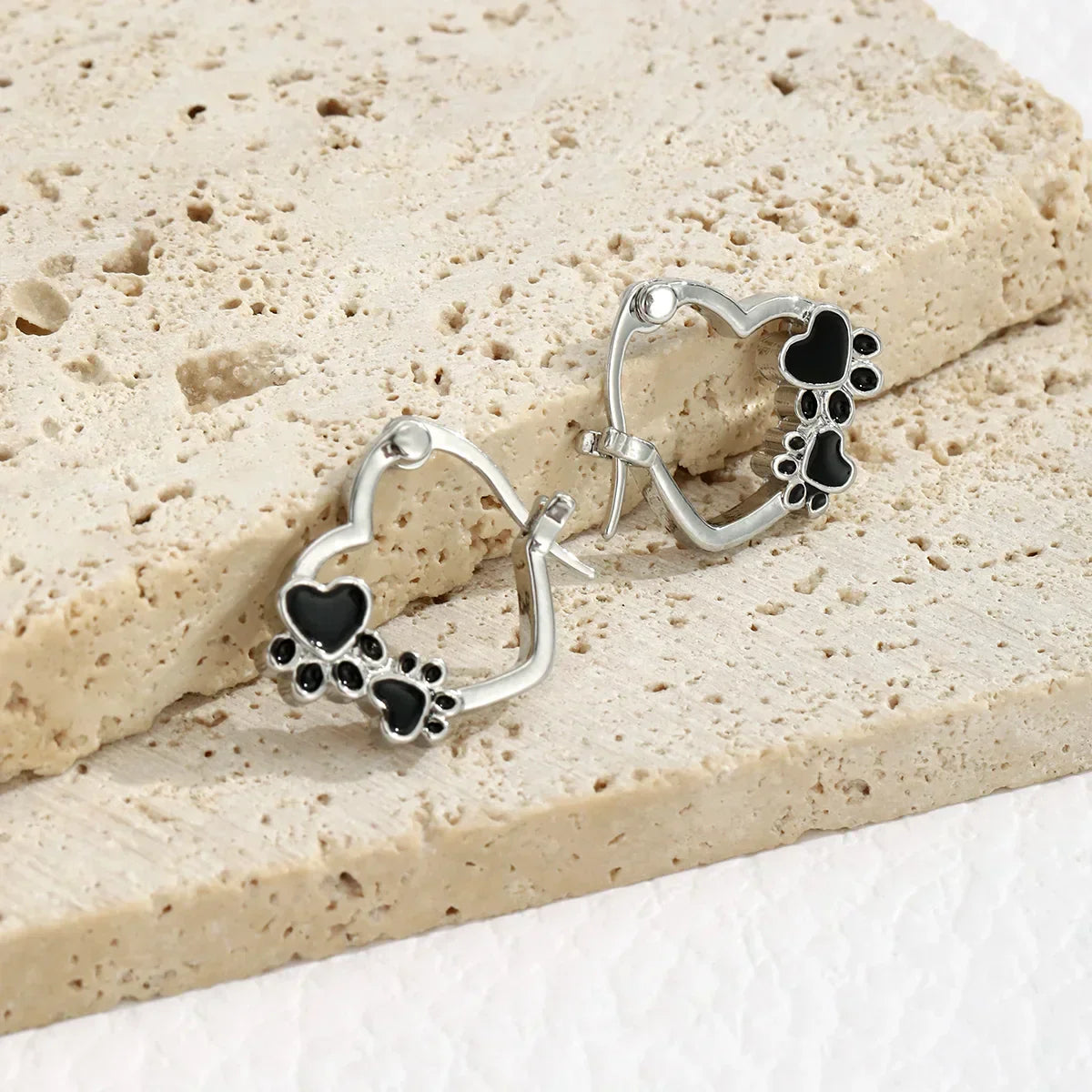 Boucles d'oreilles huggie en forme de cœur avec émail noir