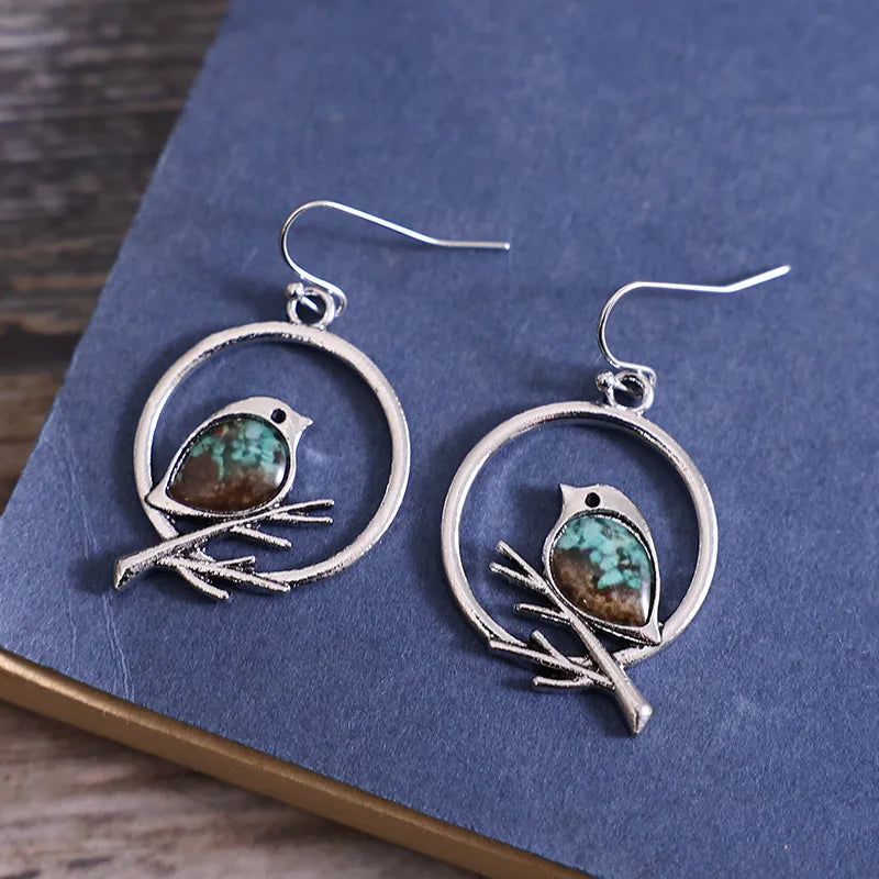 Boucles d'oreilles vintage oiseau sur une branche – symbole de liberté et de paix