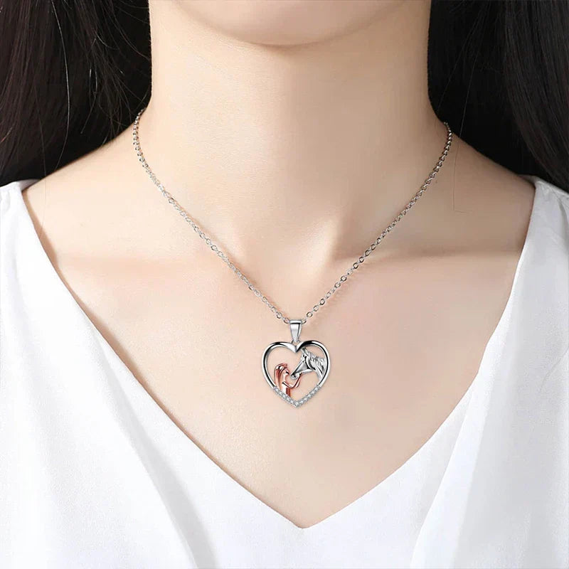 Collier fille et cheval en zirconium en forme de cœur magnifique