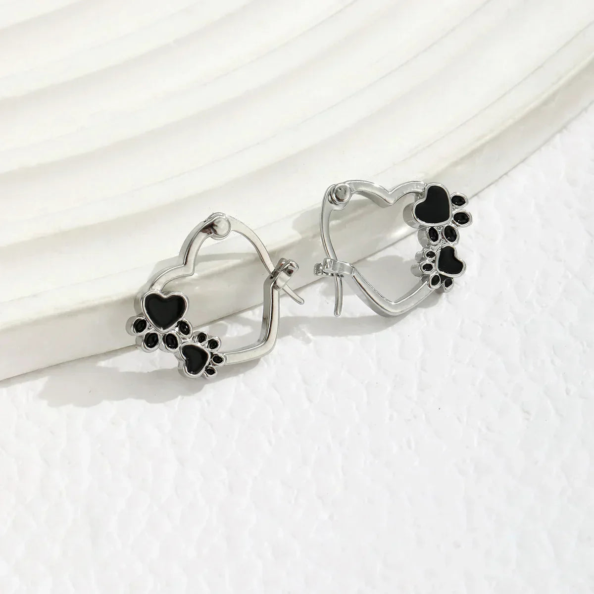 Boucles d'oreilles huggie en forme de cœur avec émail noir