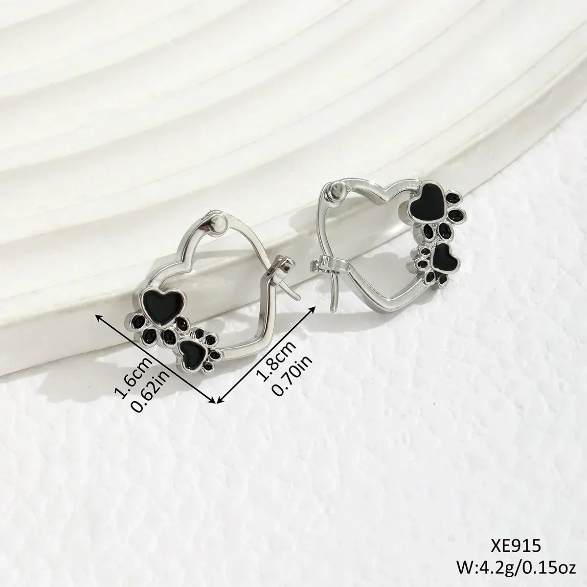 Boucles d'oreilles huggie en forme de cœur avec émail noir
