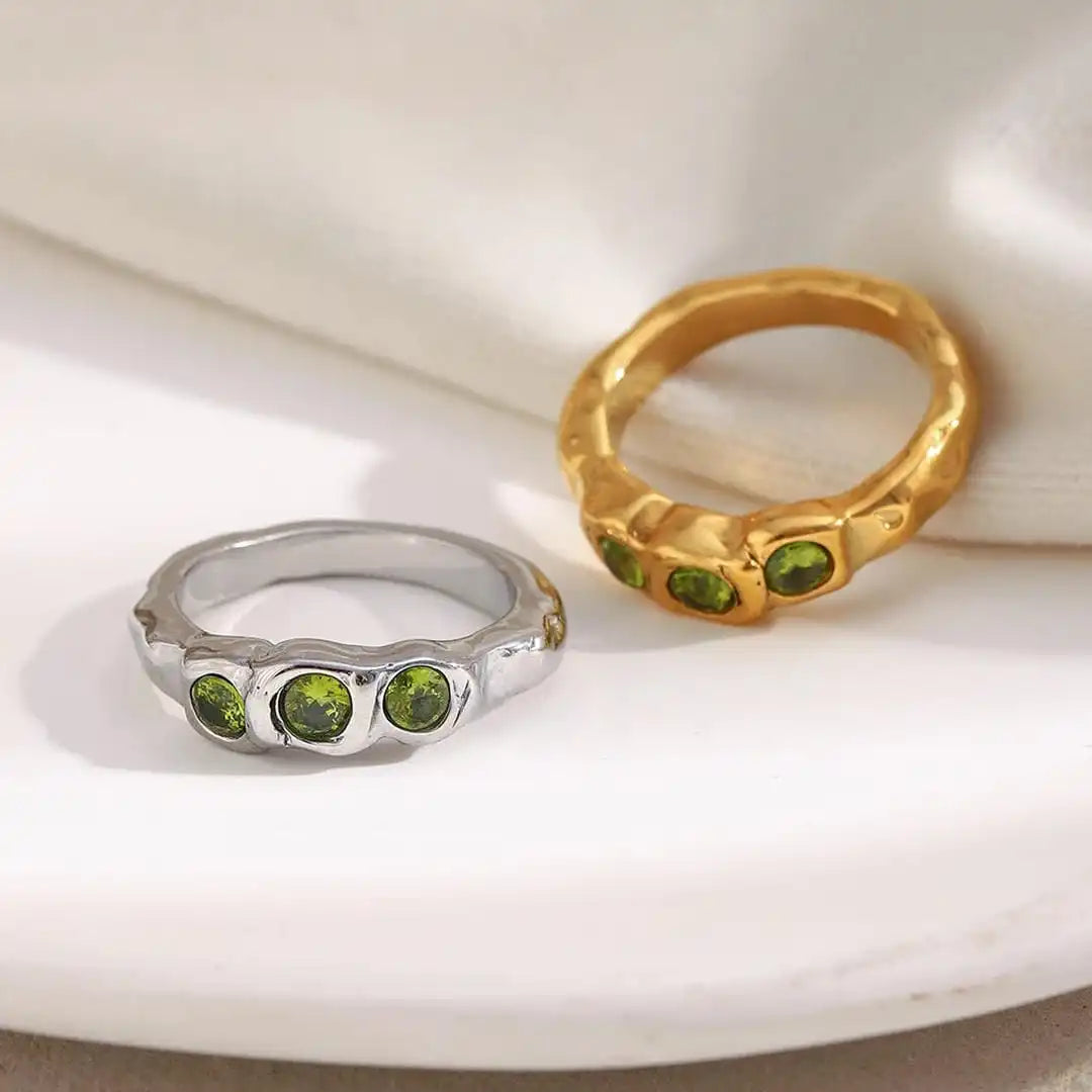 Bague en bijou vintage doré avec pierres précieuses
