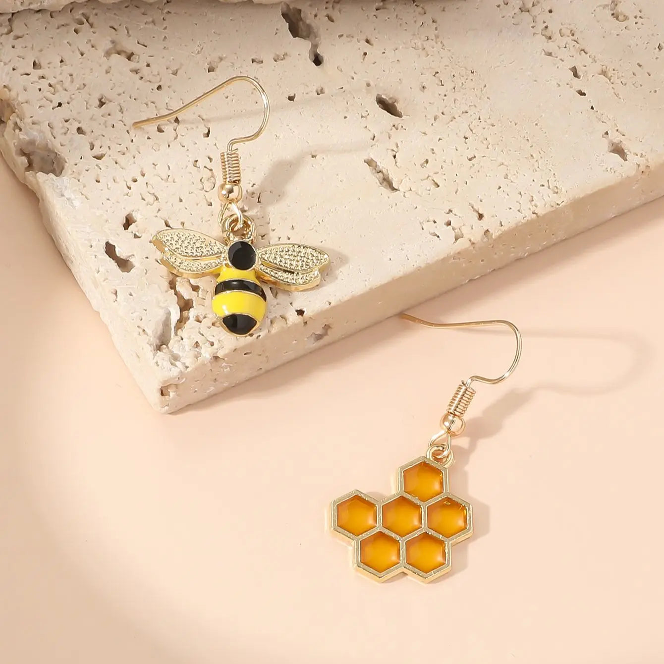 Boucles d'oreilles pendentif en forme de ruche et d'abeille – bijou doré pour femmes