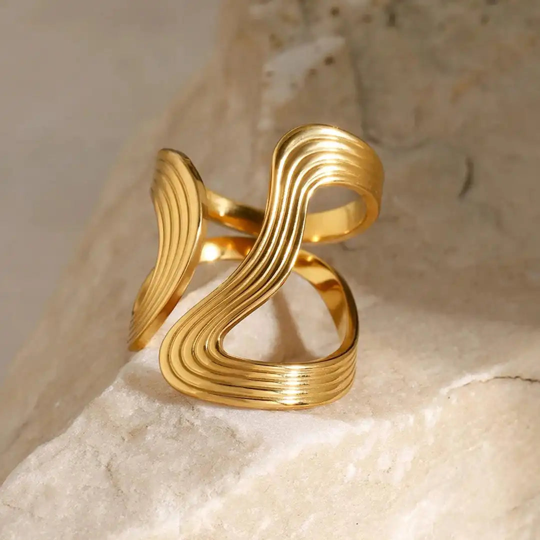 Superbe bague en perles dorées