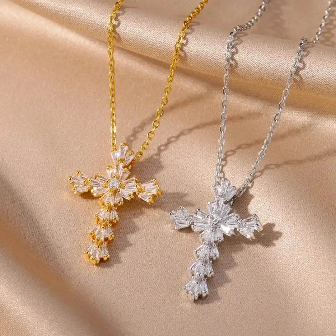 Collier croix en argent avec zirconium intemporel