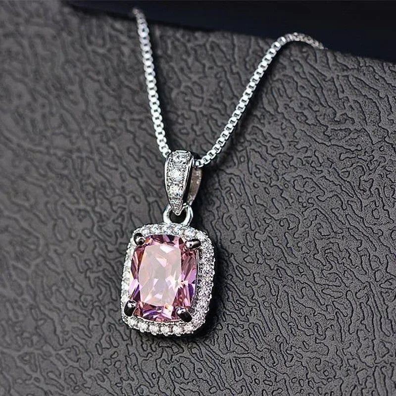 Collier pendentif en zircon cubique gracieux