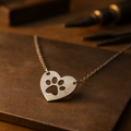 Collier avec pendentif en forme de cœur et de patte en argent