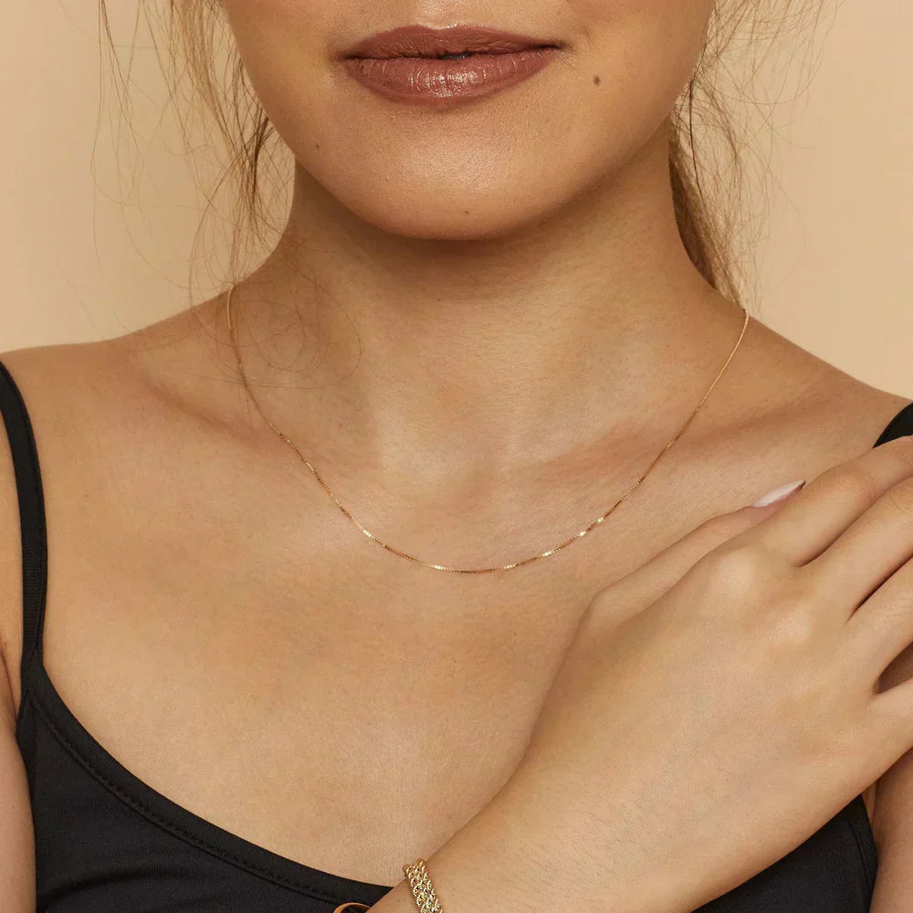 Collier en boîte doré minimaliste