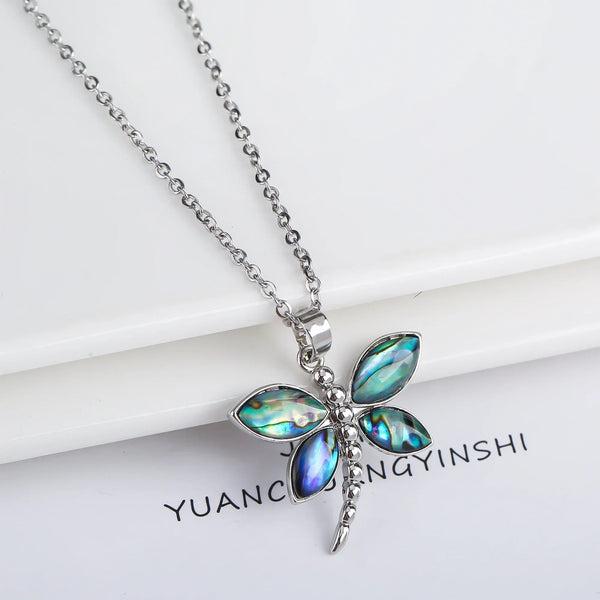 Collier pendentif papillon en coquille naturelle