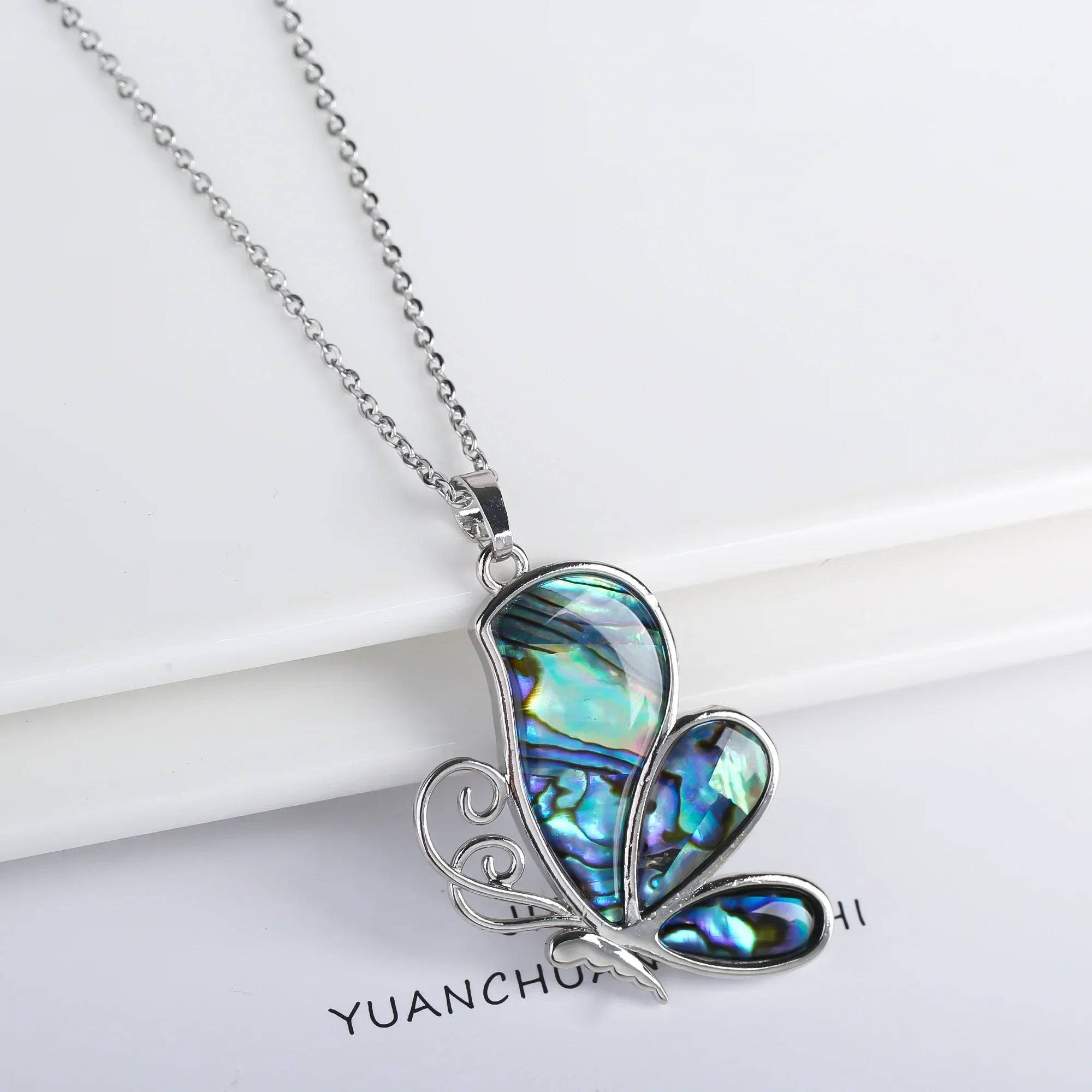 Collier pendentif papillon en coquille naturelle