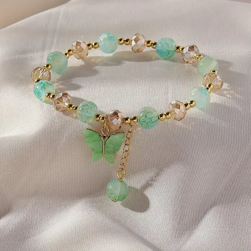 Jolie bracelet en perles avec un papillon