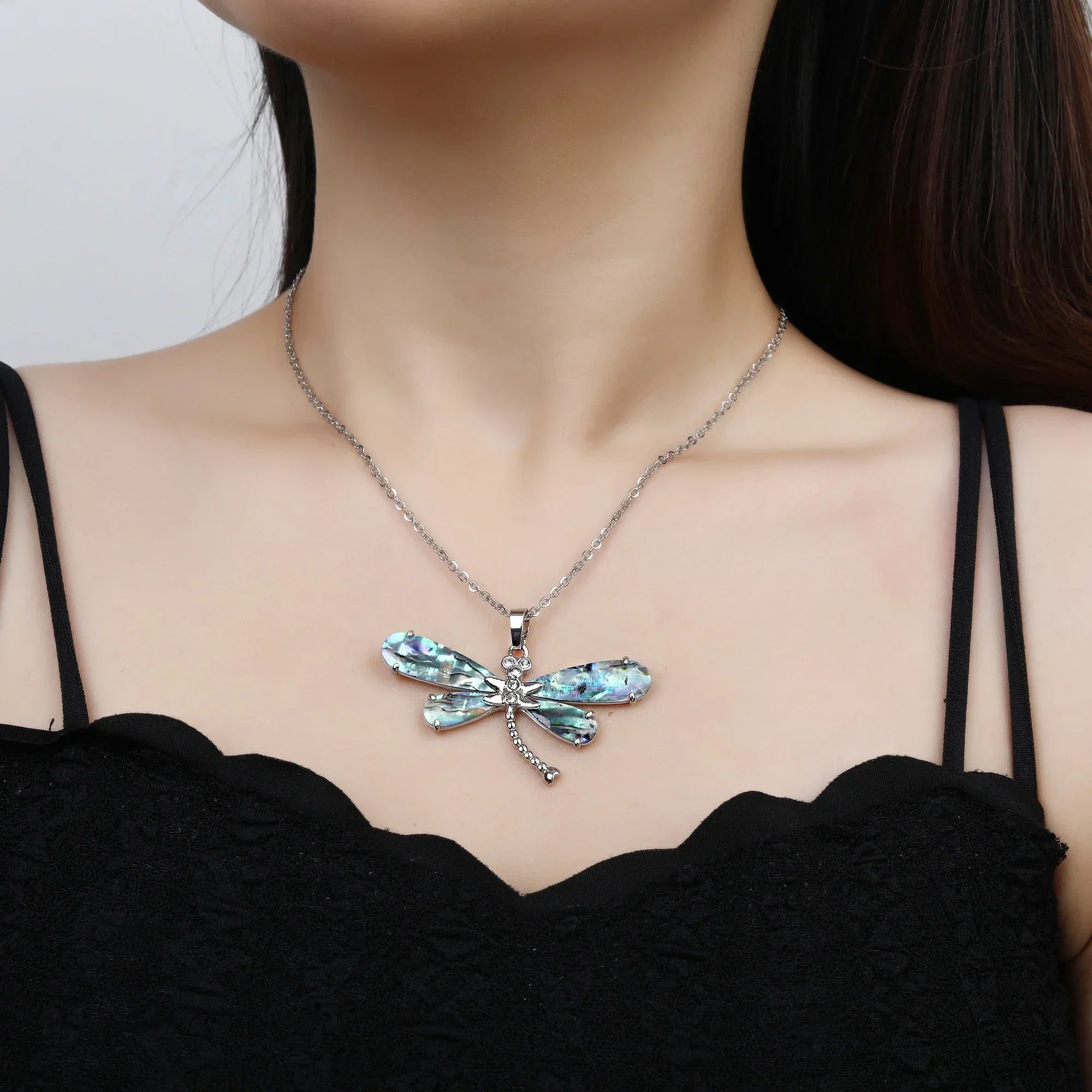 Collier pendentif papillon en coquille naturelle