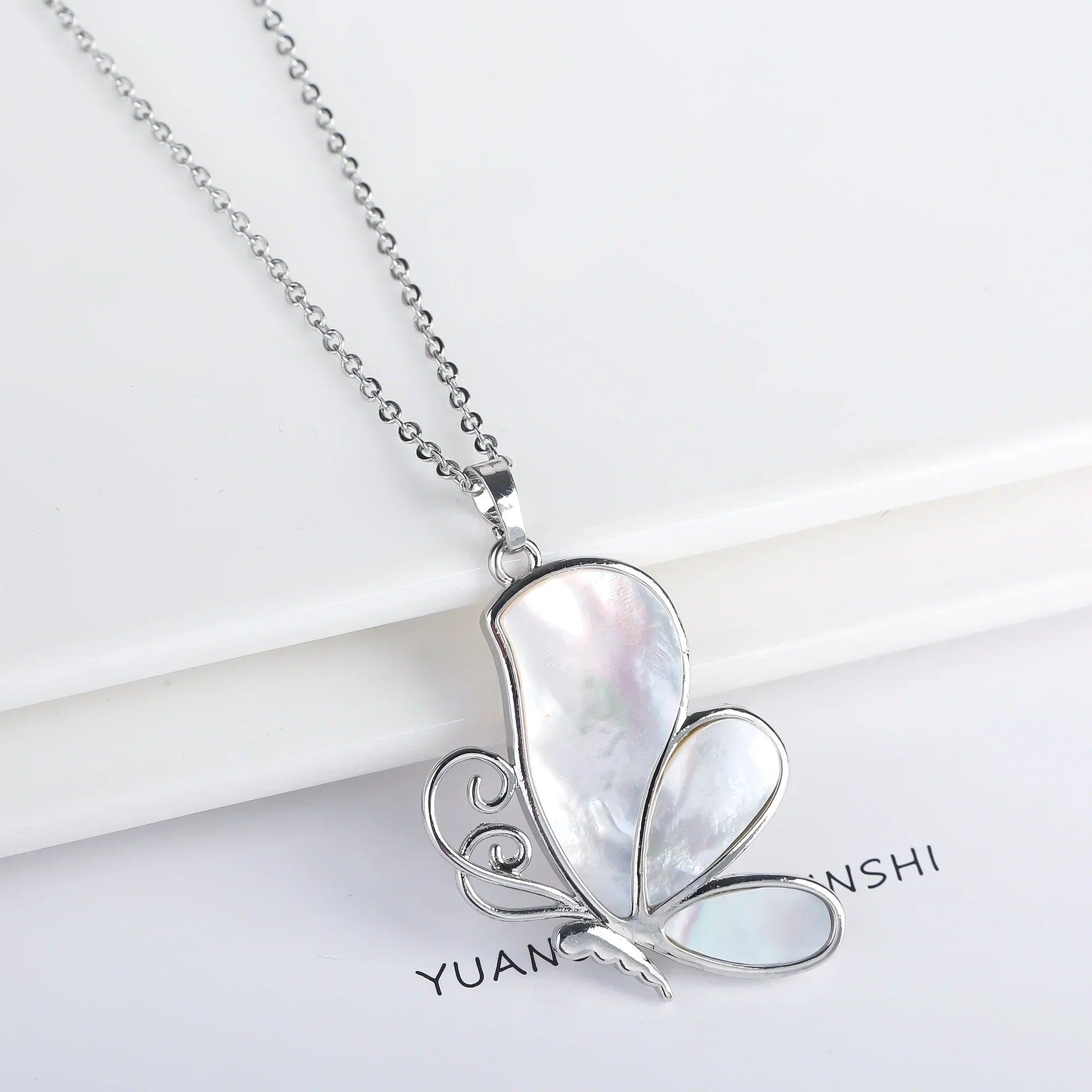 Collier pendentif papillon en coquille naturelle