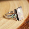 Bague argentée opale blanche vintage