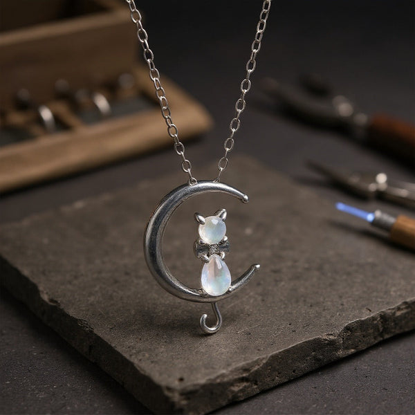 Collier en forme de demi-lune en pierre de lune et chat