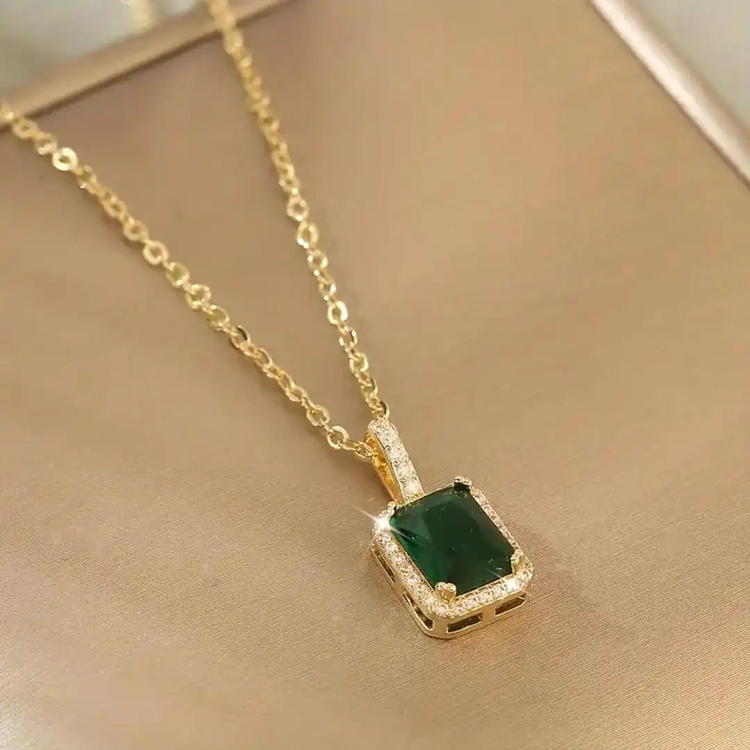Collier en or avec cristal émeraude