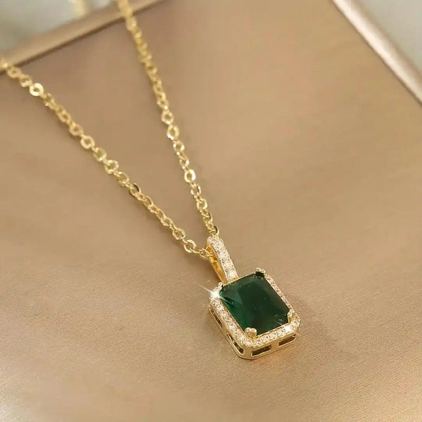 Collier en or avec cristal émeraude