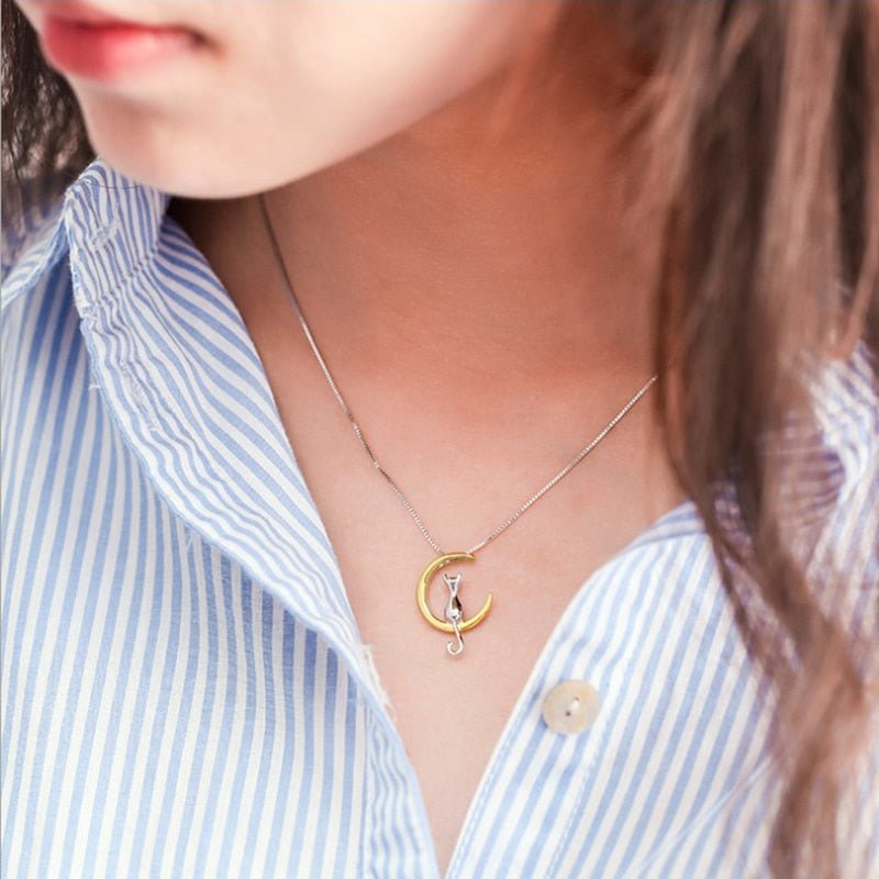 Collier élégant chat en forme de demi-lune