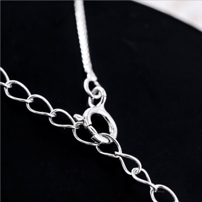 Collier élégant chat en forme de demi-lune