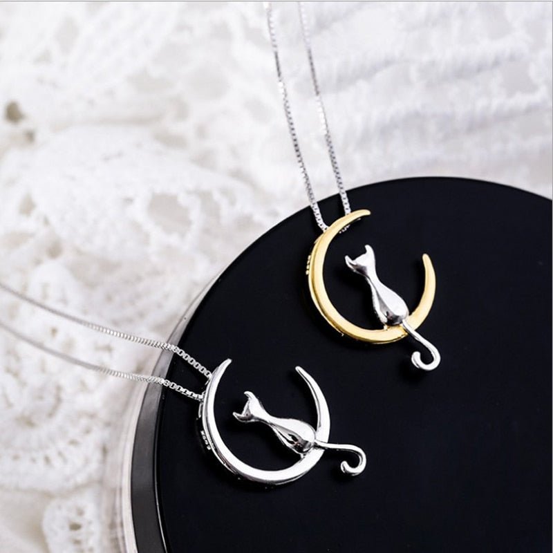Collier élégant chat en forme de demi-lune