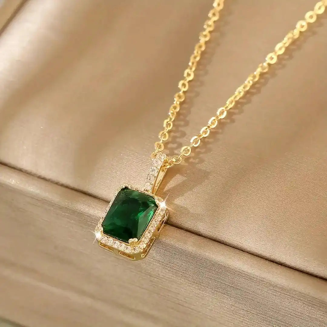 Collier en or avec cristal émeraude