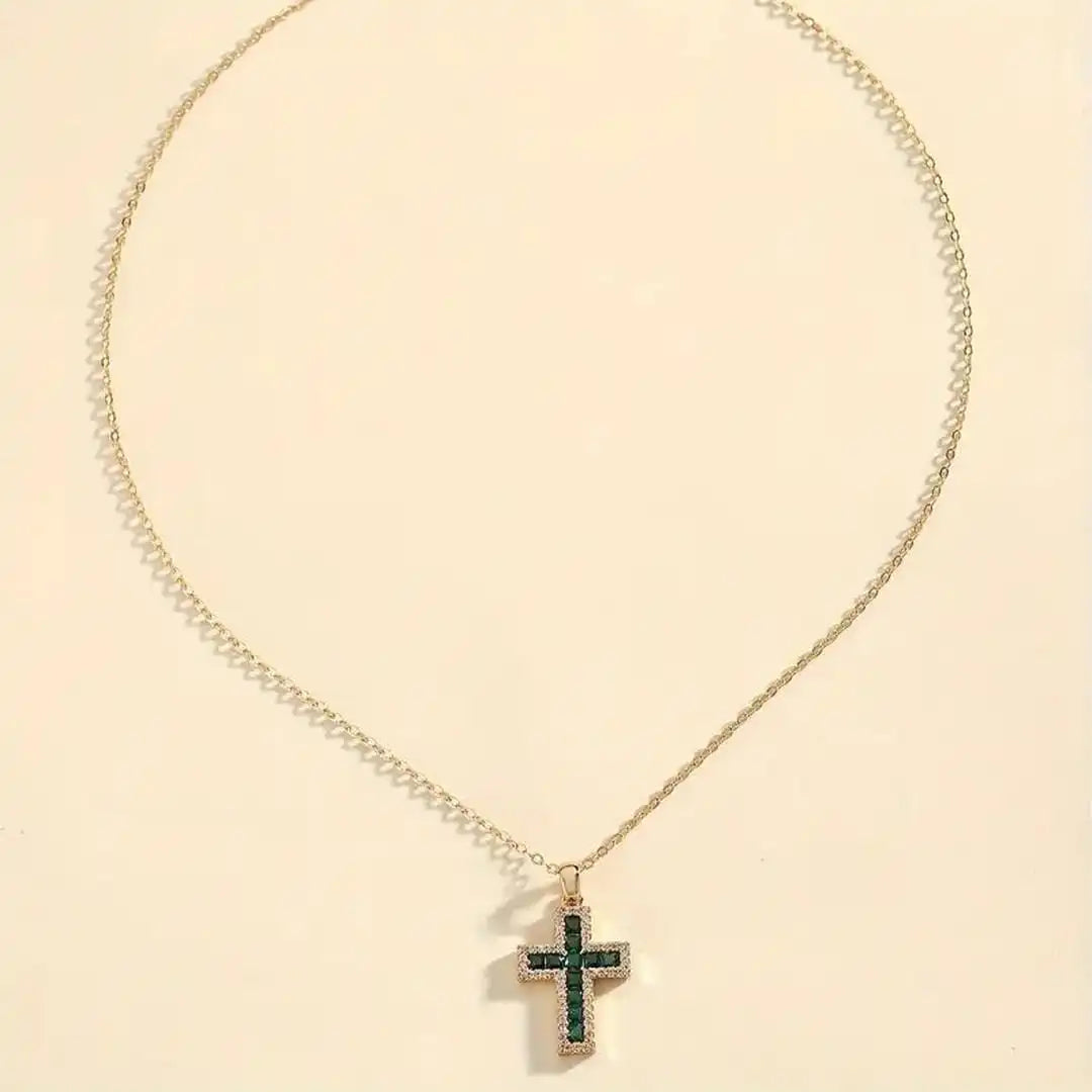 Collier en or avec pendentif croix émeraude