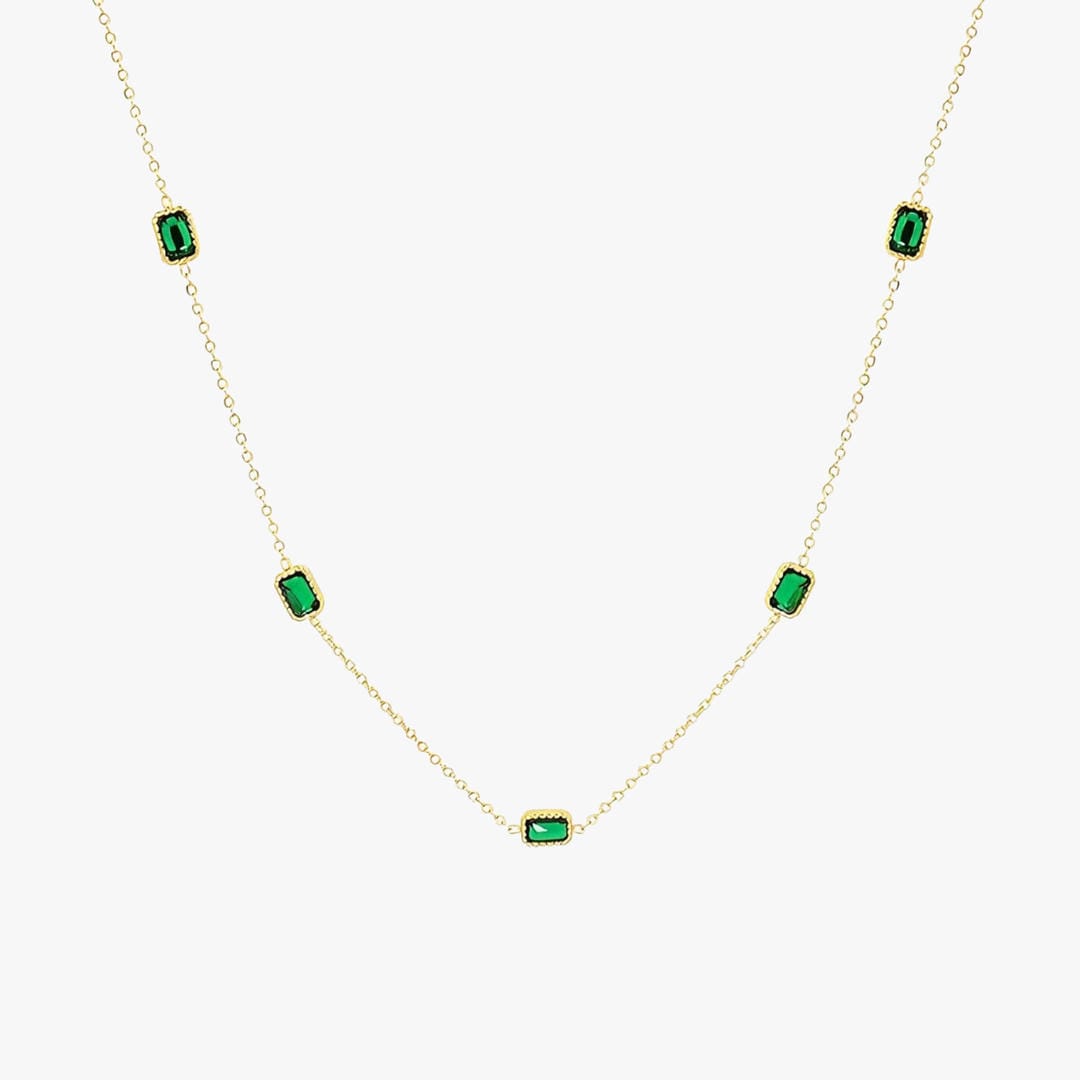 Collier en chaîne dorée avec pierre verte