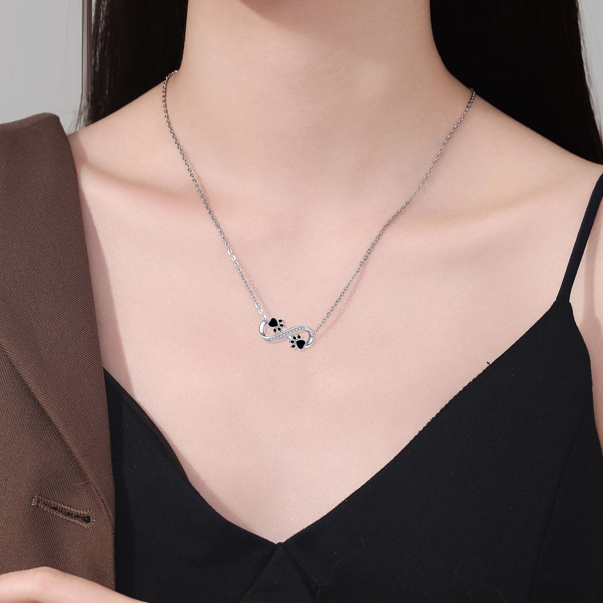Collier à pendentif patte d'ourson en zircon