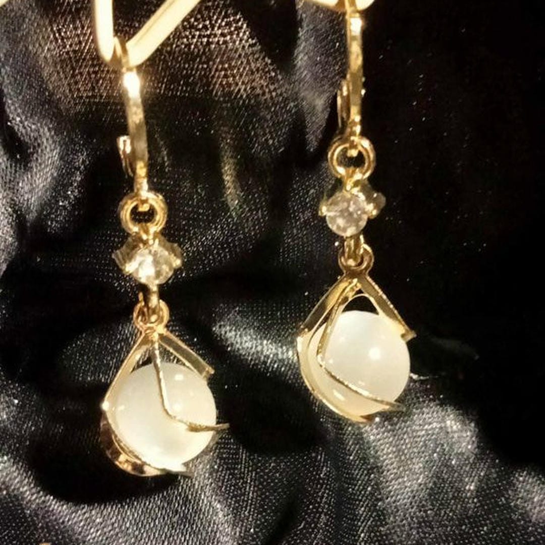 Boucles d'oreilles pendantes en opale blanche