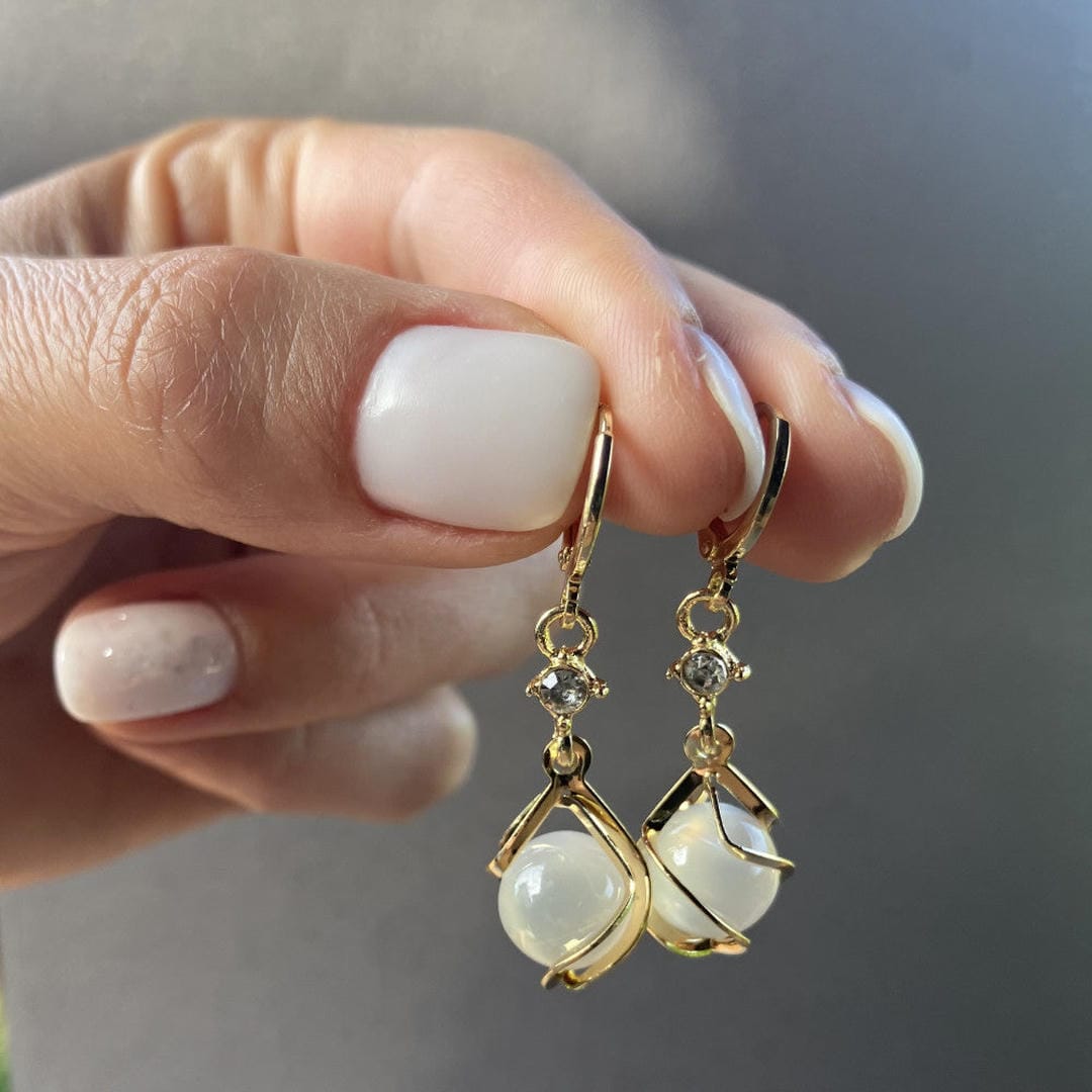 Boucles d'oreilles pendantes en opale blanche