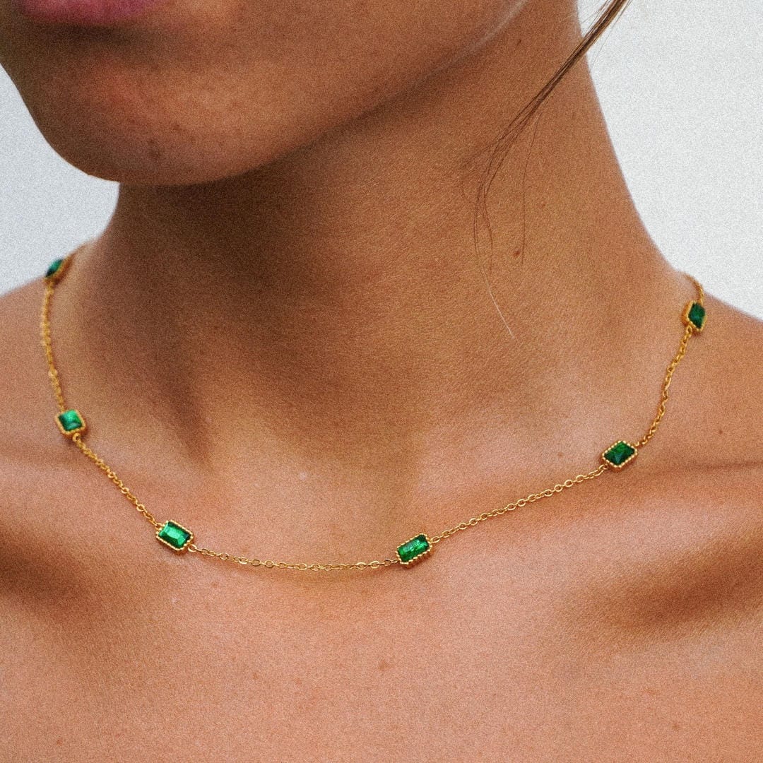 Collier en chaîne dorée avec pierre verte