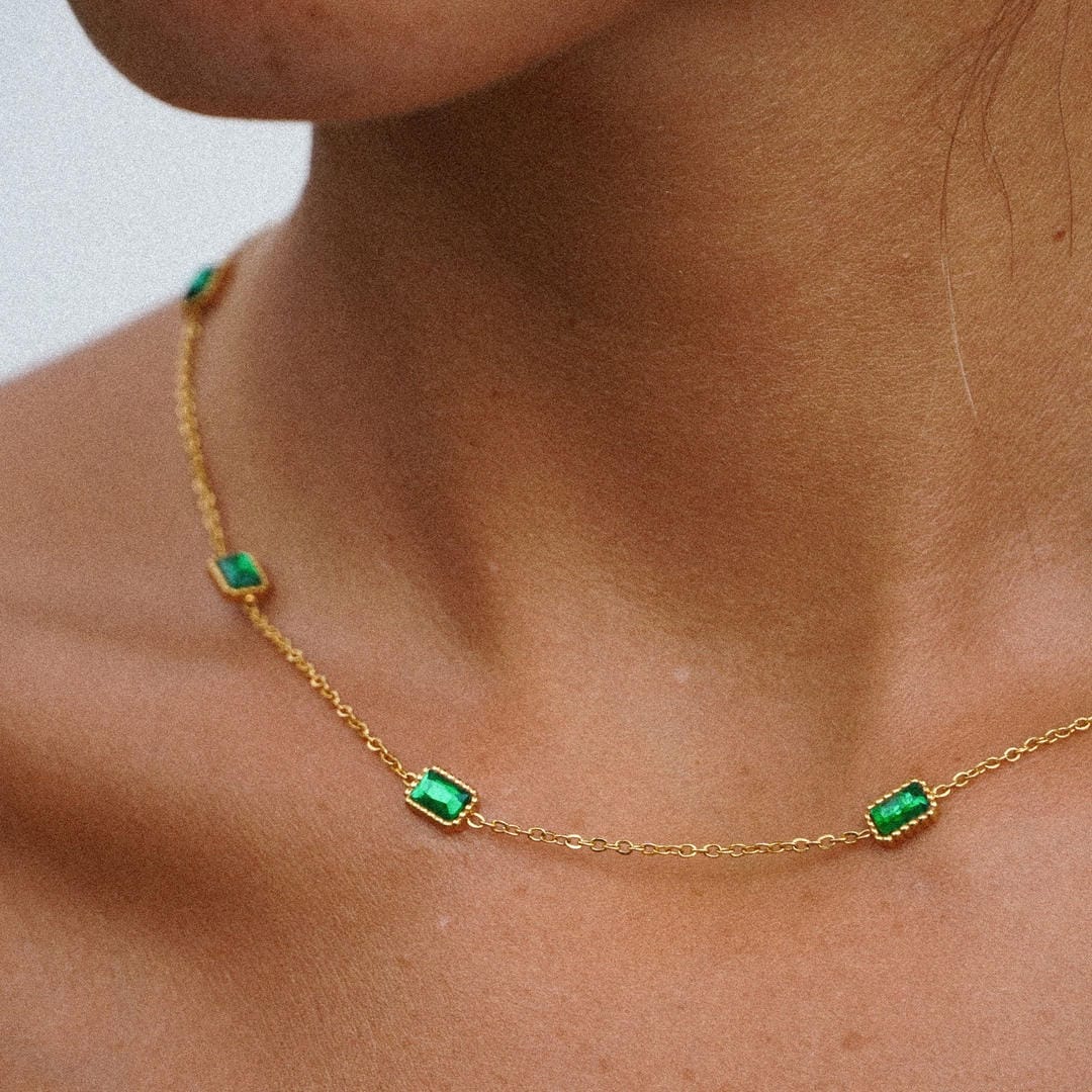 Collier en chaîne dorée avec pierre verte